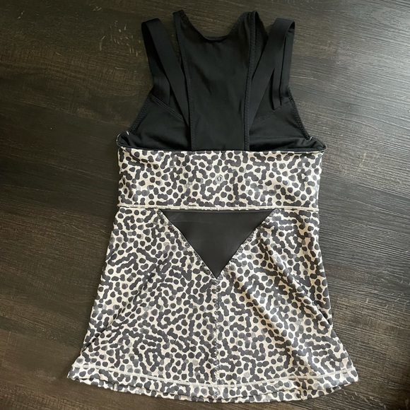 Lululemon Leopard Top with a Built-in Bra Size 4 - Picture 4 of 7